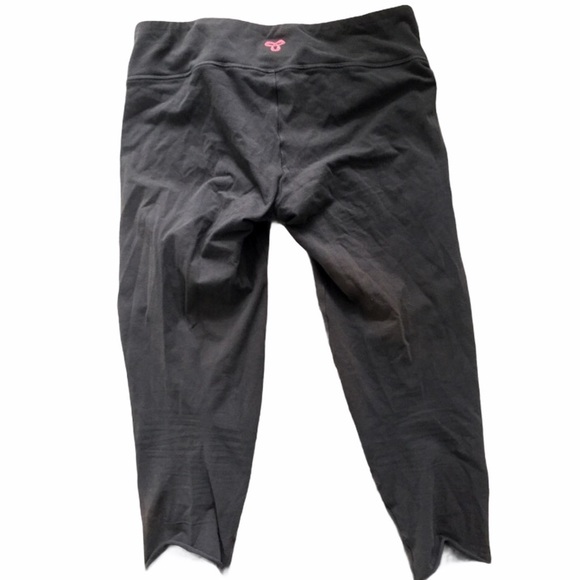 ARITZIA TNA grey crop leggings with pink logo sz M - Picture 2 of 4